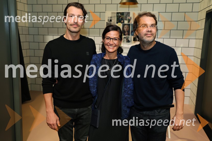  Tomo Tomšič, igralec;  Simona  Belle, služba za stike z javnostmi MGL;  Ivan  Plazibat, režiserPokojnik, premiera komedije v MGL Ljubljana