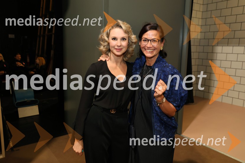  Iva Krajnc Bagola, igralka;  Simona  Belle, služba za stike z javnostmi MGLPokojnik, premiera komedije v MGL Ljubljana