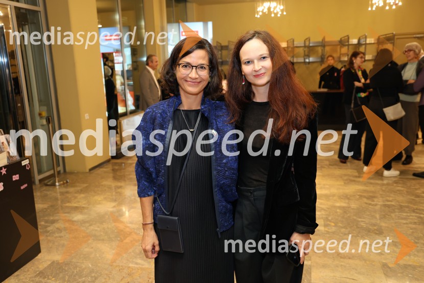  Simona  Belle, služba za stike z javnostmi MGL;  Katarina Koprivnikar, marketing MGLPokojnik, premiera komedije v MGL Ljubljana