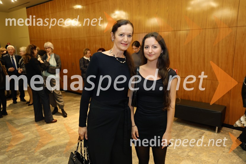 dr. Mateja Gaber, predsednica Akademskega zbora Filozofske fakultete v Ljubljani;  Elena Gaber, baletkaPokojnik, premiera komedije v MGL Ljubljana