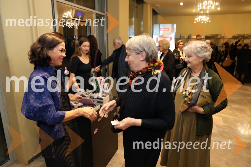  Simona  Belle, služba za stike z javnostmi MGL;  ... ;  ... Pokojnik, premiera komedije v MGL Ljubljana