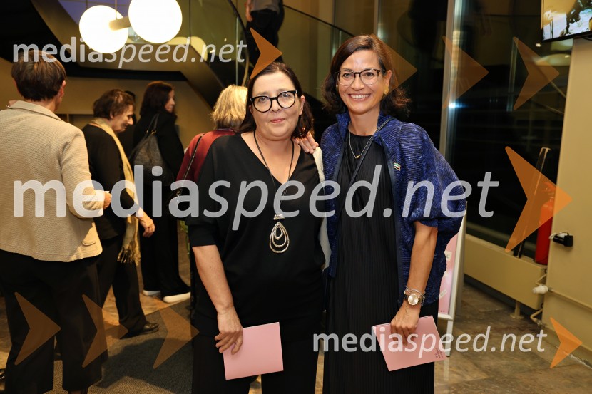  ... ;  Simona  Belle, služba za stike z javnostmi MGLPokojnik, premiera komedije v MGL Ljubljana