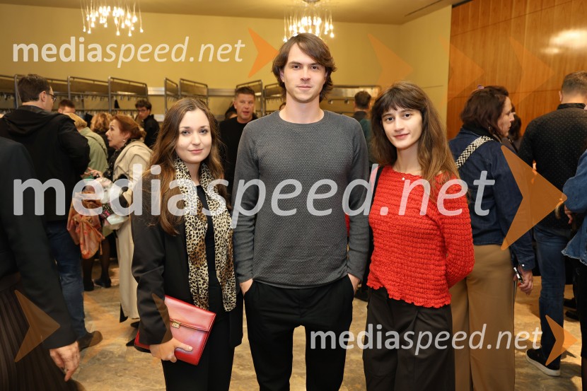  Nika Korenjak, igralka;  Lovro Zafred, igralec;  Staša Popović, igralkaPokojnik, premiera komedije v MGL Ljubljana