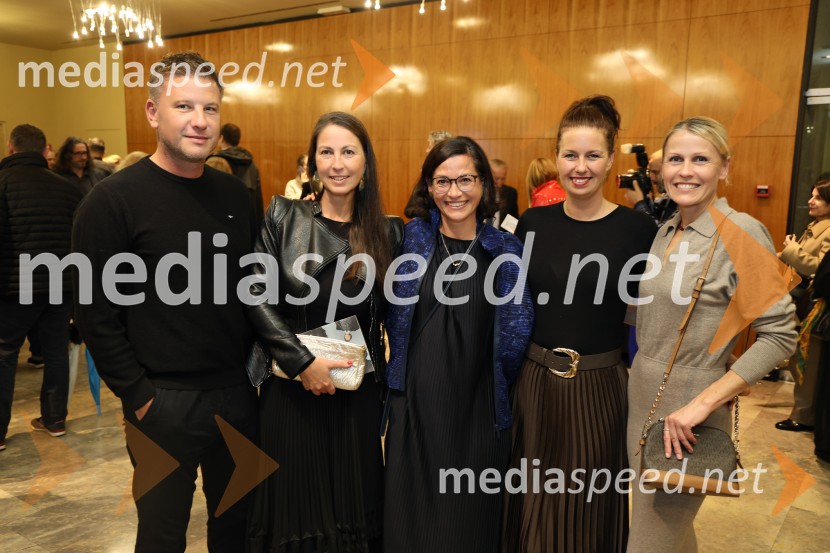  ... ;  ... ;  Simona  Belle, služba za stike z javnostmi MGL;  ... ;  ... Pokojnik, premiera komedije v MGL Ljubljana