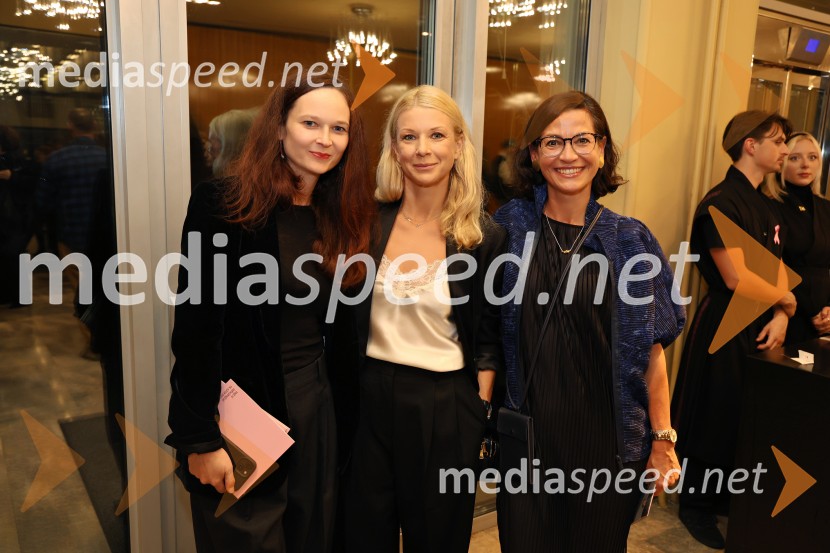  Katarina Koprivnikar, marketing MGL;  Tjaša  Železnik, igralka;  Simona  Belle, služba za stike z javnostmi MGLPokojnik, premiera komedije v MGL Ljubljana