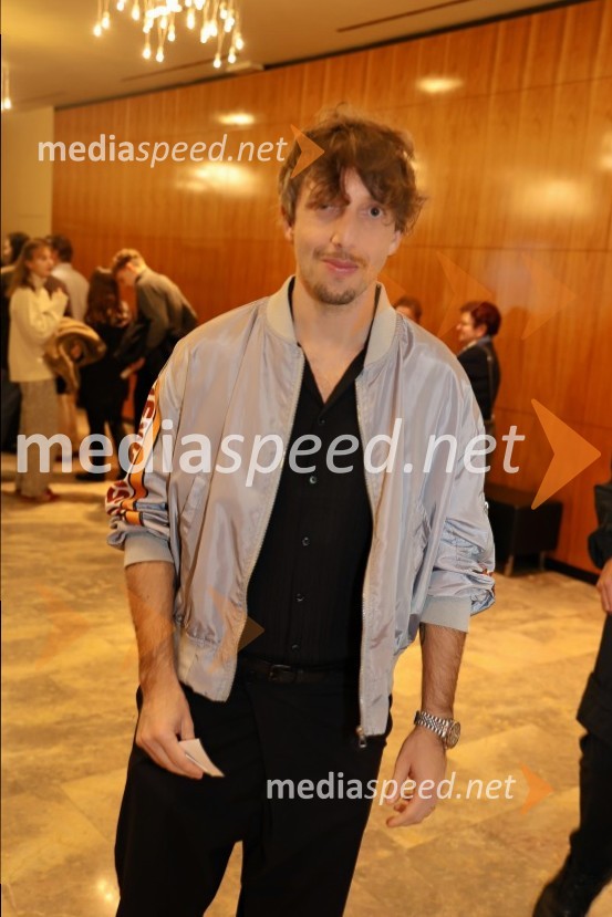  Aljoša Bagola, kreativni direktor, kolumnist, predavatelj in knjižni avtorPokojnik, premiera komedije v MGL Ljubljana