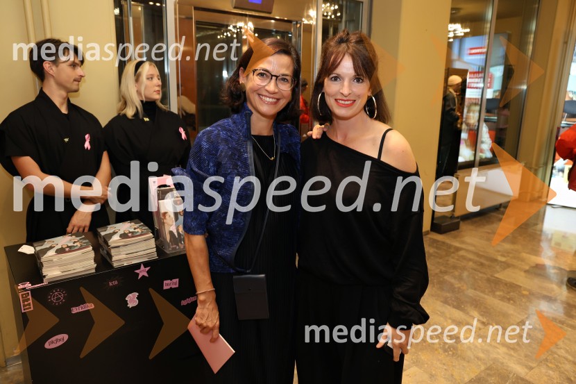  Simona  Belle, služba za stike z javnostmi MGL;  Ana Horvat Dolinar, igralkaPokojnik, premiera komedije v MGL Ljubljana