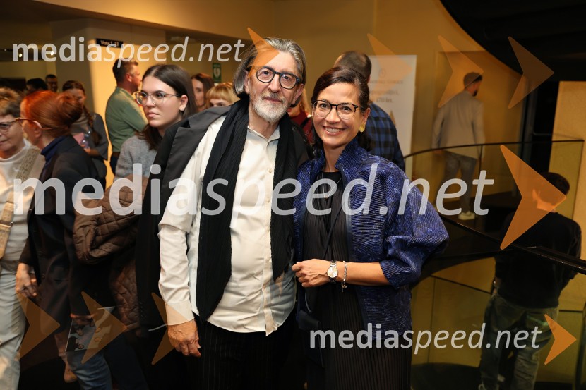  Leo Kulaš, kostumograf;  Simona  Belle, služba za stike z javnostmi MGLPokojnik, premiera komedije v MGL Ljubljana