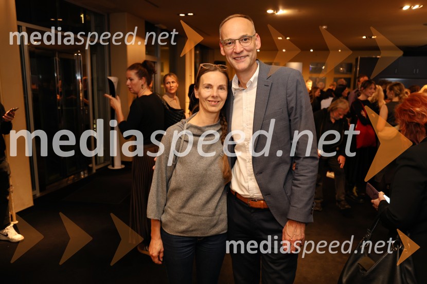  Mojca Salkič;  Aleksander Salkič, Pošta SlovenijePokojnik, premiera komedije v MGL Ljubljana