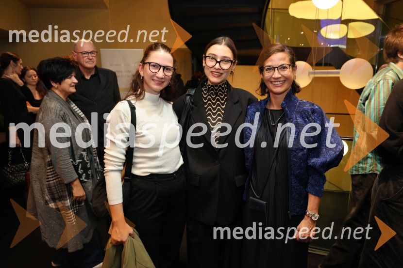  ... ;  Zala Djurić, igralka;  Simona  Belle, služba za stike z javnostmi MGLPokojnik, premiera komedije v MGL Ljubljana