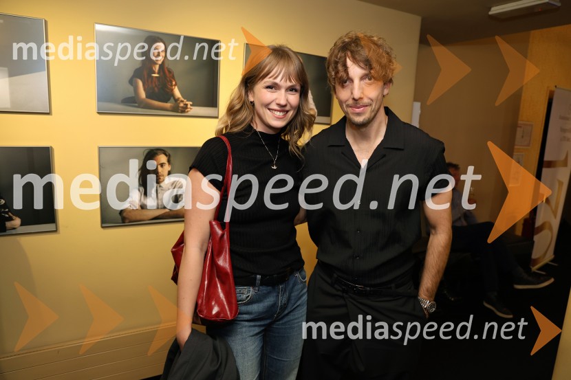  Melani Mekicar, radijska in televizijska voditeljica;  Aljoša Bagola, kreativni direktor, kolumnist, predavatelj in knjižni avtorPokojnik, premiera komedije v MGL Ljubljana