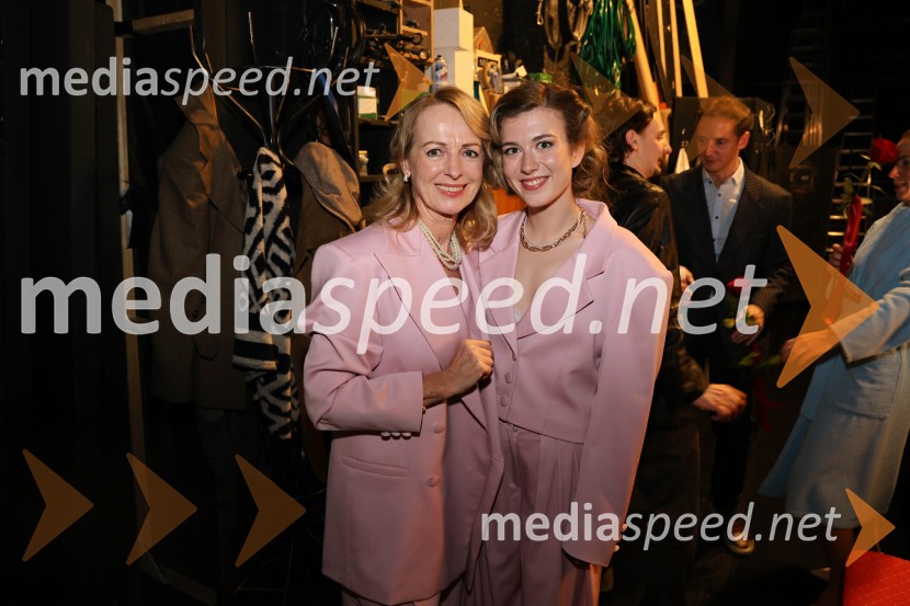  Bernarda Oman, igralka;  Mila Peršin, igralkaPokojnik, premiera komedije v MGL Ljubljana