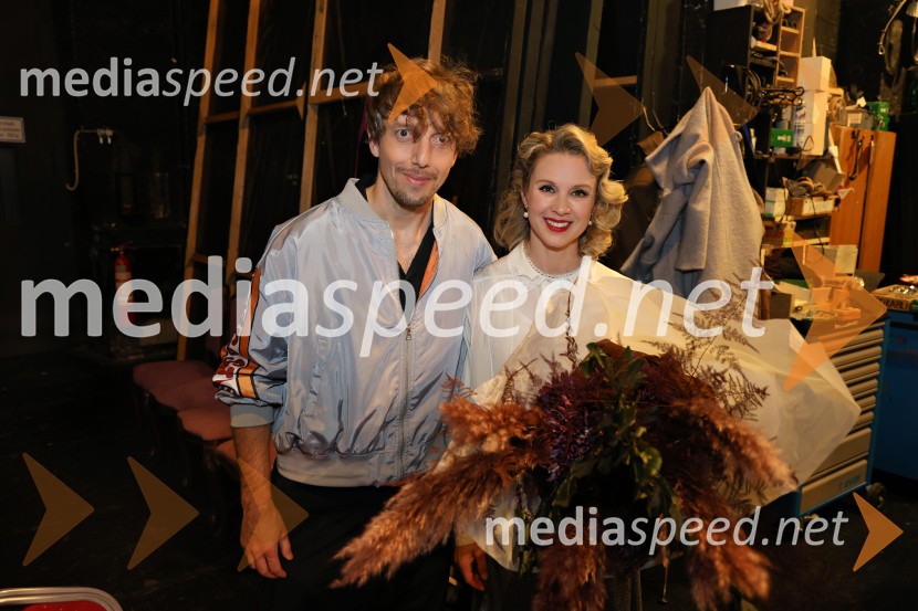  Aljoša Bagola, kreativni direktor, kolumnist, predavatelj in knjižni avtor;  Iva Krajnc Bagola, igralkaPokojnik, premiera komedije v MGL Ljubljana