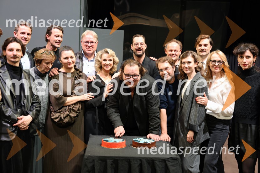  Robert Kladnik, igralec;  Laren  Polič Zdravič, glasbenik in igralec;  Maja Cerar, lektorica;  Tomo Tomšič, igralec;  Petra Pogorevc, dramaturginja in avtorica;  Jožef Ropoša, igralec;  Iva Krajnc Bagola, igralka;  Primož Pirnat, igralec;  ... ;  Ivan  Plazibat, režiser;  Gašper Jarni, igralec;  Mila Peršin, igralka;  Bernarda Oman, igralka;  Urša Vidic, scenografinjaPokojnik, premiera komedije v MGL Ljubljana