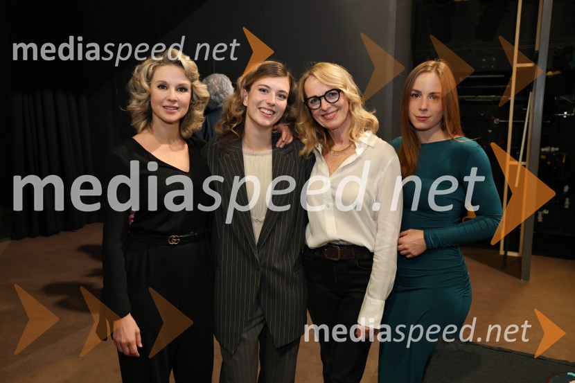  Iva Krajnc Bagola, igralka;  Mila Peršin, igralka;  Bernarda Oman, igralka;  Nika Manevski, igralkaPokojnik, premiera komedije v MGL Ljubljana