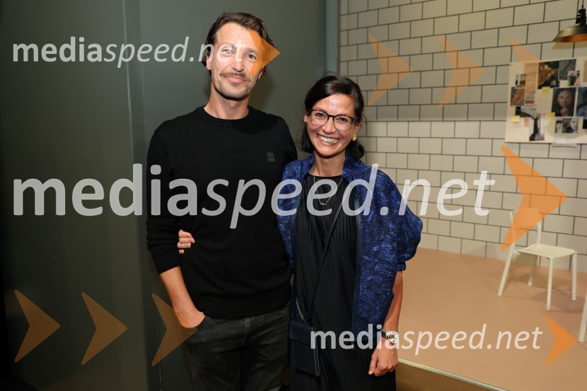  Tomo Tomšič, igralec;  Simona  Belle, služba za stike z javnostmi MGLPokojnik, premiera komedije v MGL Ljubljana