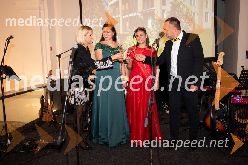  Natalija Cvetko, Mediaspeed d.o.o.;  Nina  Polanec, 28. Vinska kraljica Slovenije 2025;  Natalija Ploj, Mariborska vinska kraljica 2025;  Borut  Cvetko, kreativni direktor, Mediaspeed d.o.o.10. Salon štajerskih mladih vin Pubec v Mariboru