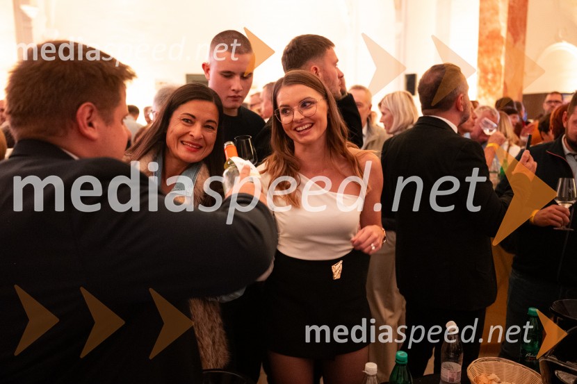  Vanesa Žderič, KGZS Maribor;  Lucija Mukenauer, 19. svečinska vinska kraljica, vino Mukenauer;  ... 10. Salon štajerskih mladih vin Pubec v Mariboru