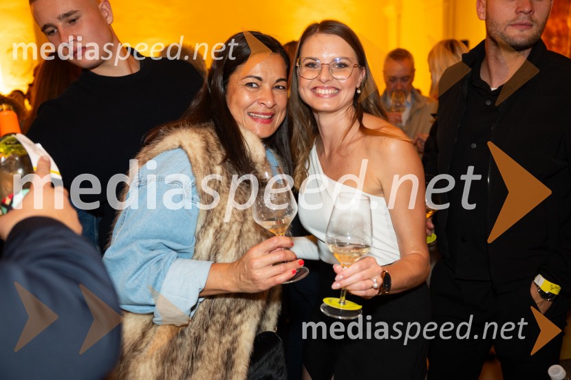  Vanesa Žderič, KGZS Maribor;  Lucija Mukenauer, 19. svečinska vinska kraljica, vino Mukenauer10. Salon štajerskih mladih vin Pubec v Mariboru