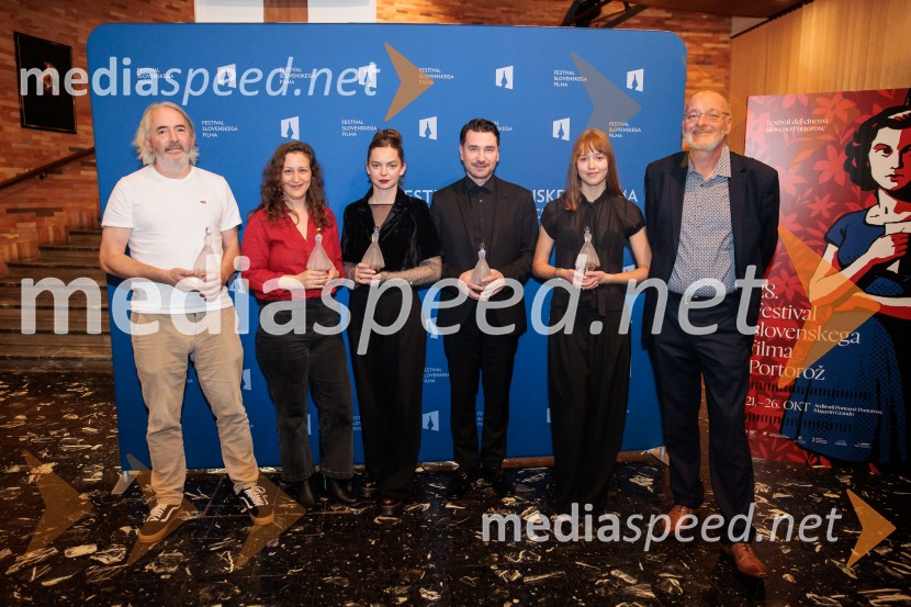  Julij Zornik, oblikovalec zvoka;  Urška Djukić, režiserka;  ... ;  ... ;  ... ;  ... Zaključek 27. Festivala slovenskega filma, slavnostna podelitev nagrad, Portorož