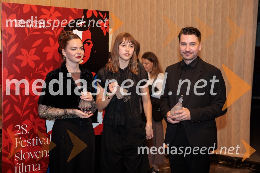 Mina Švajger, igralka;  Jara Sofija Ostan, igralka;  ... Zaključek 27. Festivala slovenskega filma, slavnostna podelitev nagrad, Portorož