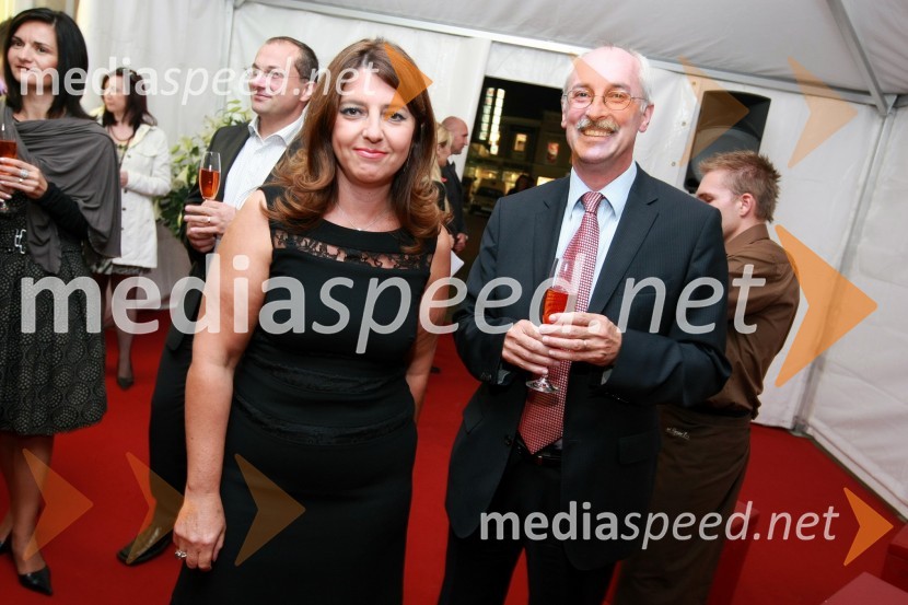 Srečko Pirtovšek, odgovorni urednik revij Založbe Kapital in Suzana Pirtovšek, direktorica Založbe KapitalCartier, odprtje trgovine