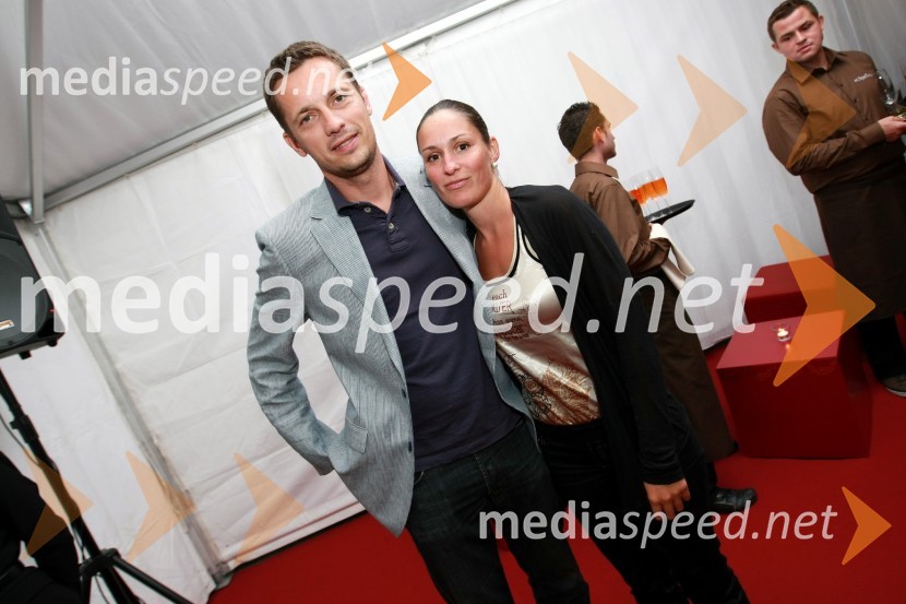 Sašo Pukl, košarkarski sodnik in soproga IzaCartier, odprtje trgovine