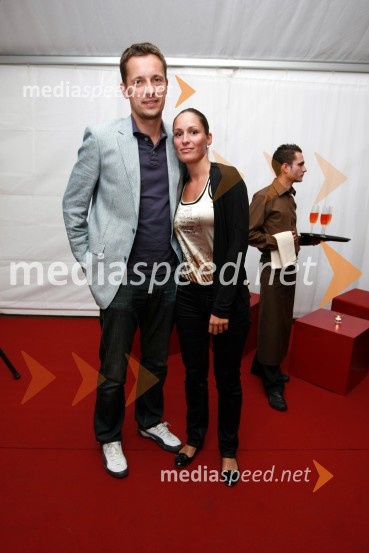 Sašo Pukl, košarkarski sodnik in soproga IzaCartier, odprtje trgovine