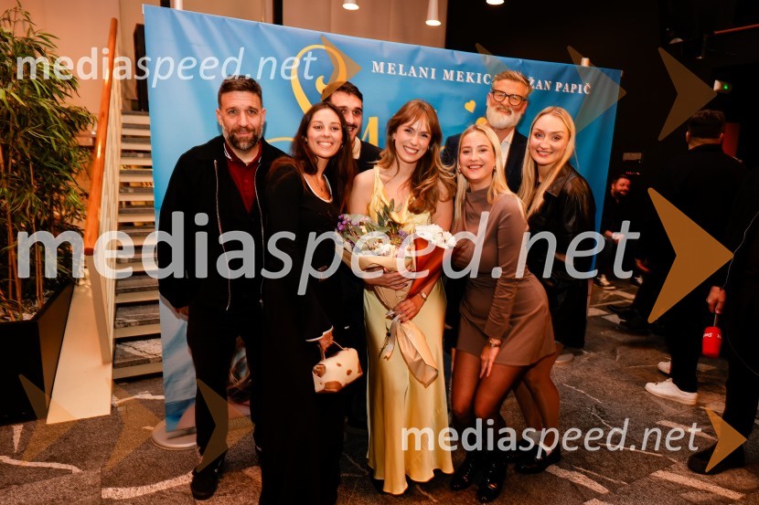  Žiga  Gombač, urednik HITRADIA CENTER in jutranji voditelj ROCK RADIA;  Maša  Kuzma, vodja digitala NEXT MEDIA;  Melani Mekicar, radijska in televizijska voditeljica;  Gregor Memedović, direktor radio Center in Rock radio;  Lucija Vrankar, radio FRAJER, televizijska voditeljica, ;  Estera Premk, vodja marketinga NEXT MEDIASam prjatla, premiera komedije Melani Mekicar in Žan Papič