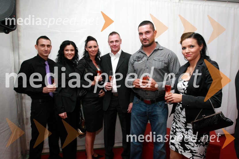 Dejan Caf, Sanja Klipšer, Julija Ajlec Težak z možem Robijem, Sašo Radovič in Metka BerglezCartier, odprtje trgovine