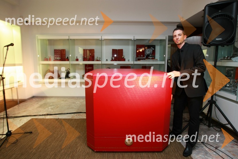 Sašo Vrhunec, prodajni svetovalec v trgovini SlowatchCartier, odprtje trgovine