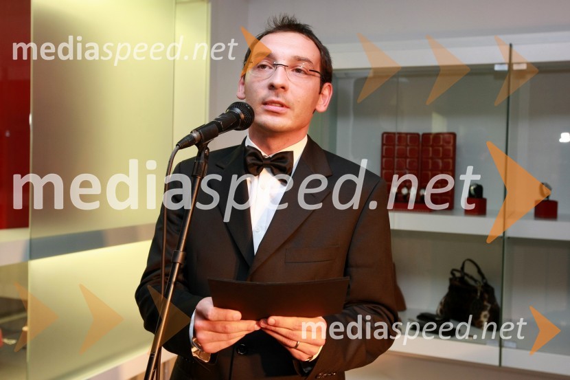 Tadej Toš, povezovalec prireditve in igralecCartier, odprtje trgovine