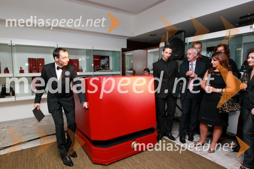 Tadej Toš, povezovalec prireditve in igralec, Sašo Vrhunec, prodajni svetovalec v trgovini Slowatch, Srečko Pirtovšek, odgovorni urednik revij Založbe Kapital in Suzana Pirtovšek, direktorica Založbe KapitalCartier, odprtje trgovine