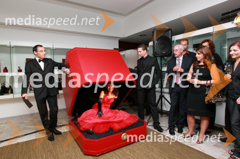 Tadej Toš, povezovalec prireditve in igralec, Darja Švajger, pevka, Sašo Vrhunec, prodajni svetovalec v trgovini Slowatch, Srečko Pirtovšek, odgovorni urednik revij Založbe Kapital in Suzana Pirtovšek, direktorica Založbe KapitalCartier, odprtje trgovine