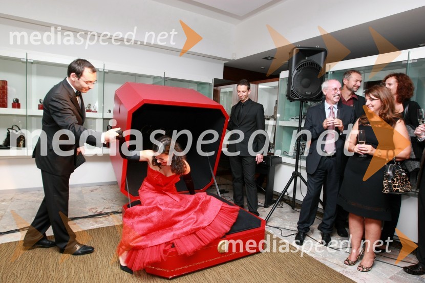 Tadej Toš, povezovalec prireditve in igralec, Darja Švajger, pevka, Sašo Vrhunec, prodajni svetovalec v trgovini Slowatch, Srečko Pirtovšek, odgovorni urednik revij Založbe Kapital in Suzana Pirtovšek, direktorica Založbe KapitalCartier, odprtje trgovine