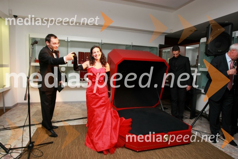 Tadej Toš, povezovalec prireditve in igralec in Darja Švajger, pevkaCartier, odprtje trgovine