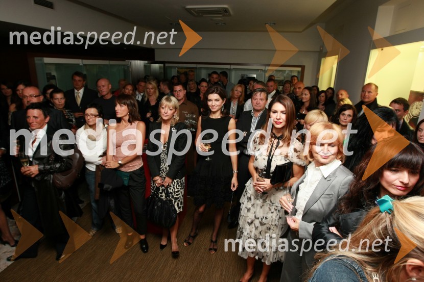 ObiskovalciCartier, odprtje trgovine