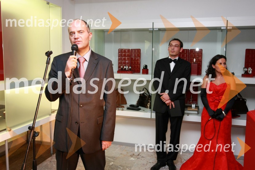 Matej Bregant, Slowatch, Tadej Toš, povezovalec prireditve in igralec in Darja Švajger, pevkaCartier, odprtje trgovine