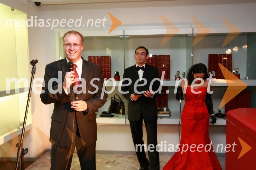 Matjaž Šteblaj, Slowatch, Tadej Toš, povezovalec prireditve in igralec in Darja Švajger, pevkaCartier, odprtje trgovine