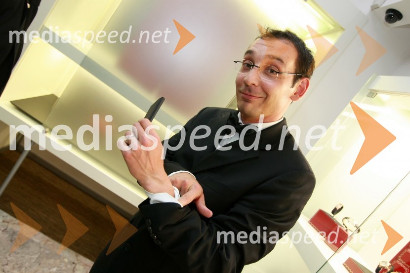 Tadej Toš, povezovalec prireditve in igralecCartier, odprtje trgovine