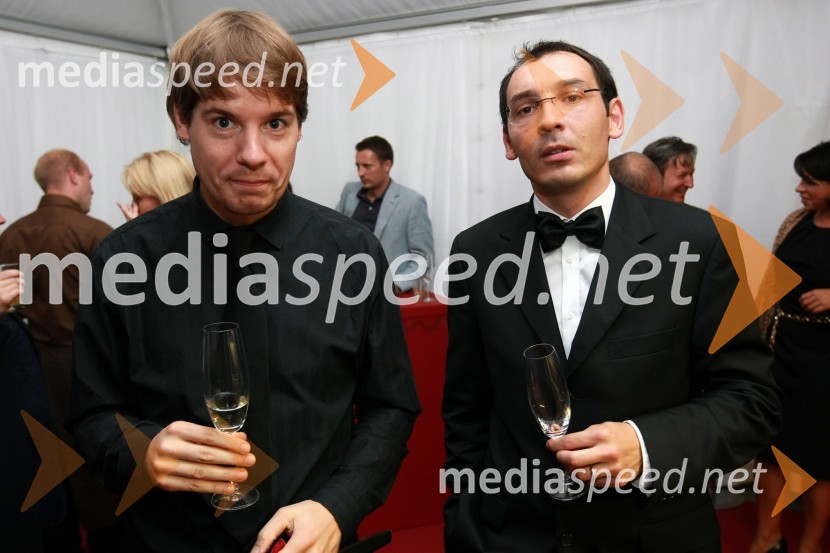 Jaka Pucihar, pianist in Tadej Toš, povezovalec prireditve in igralecCartier, odprtje trgovine