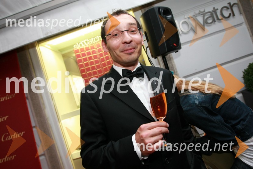 Tadej Toš, povezovalec prireditve in igralecCartier, odprtje trgovine