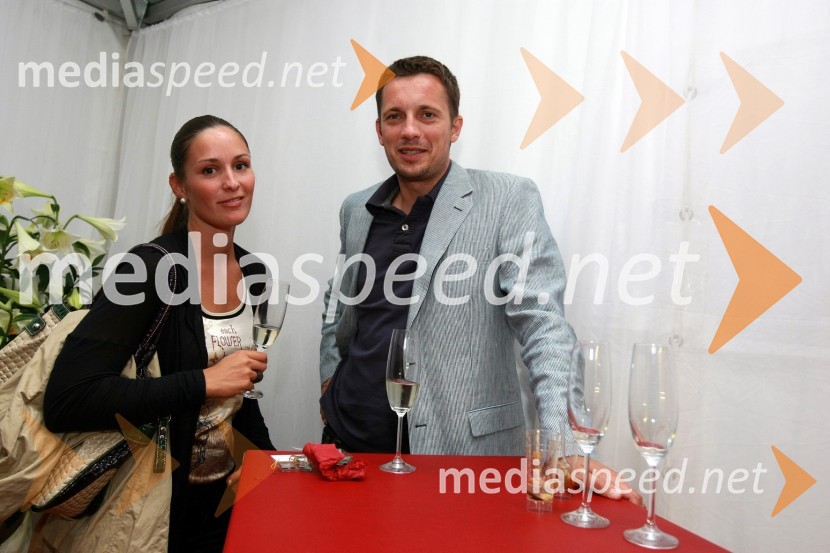 Sašo Pukl, košarkarski sodnik in soproga IzaCartier, odprtje trgovine