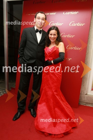 Tadej Toš, povezovalec prireditve in igralec in Darja Švajger, pevkaCartier, odprtje trgovine