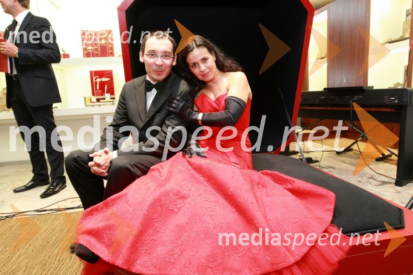 Tadej Toš, povezovalec prireditve in igralec in Darja Švajger, pevkaCartier, odprtje trgovine