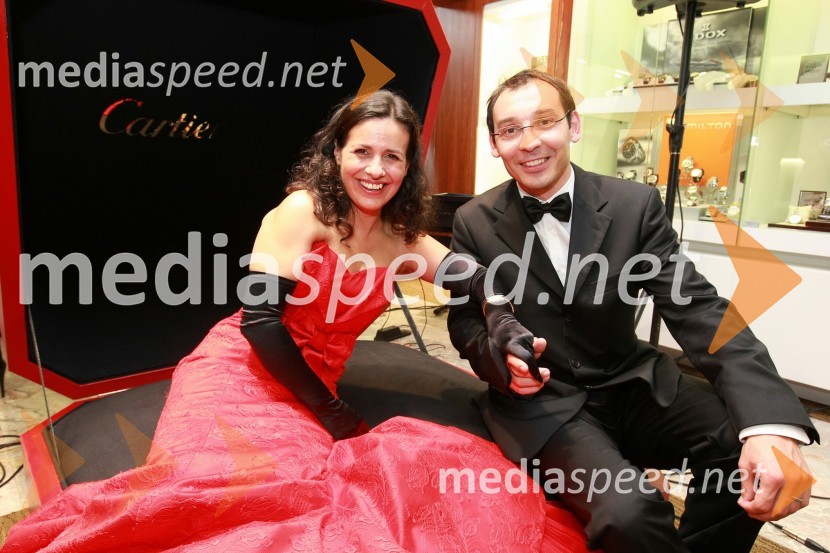 Darja Švajger, pevka in Tadej Toš, povezovalec prireditve in igralecCartier, odprtje trgovine