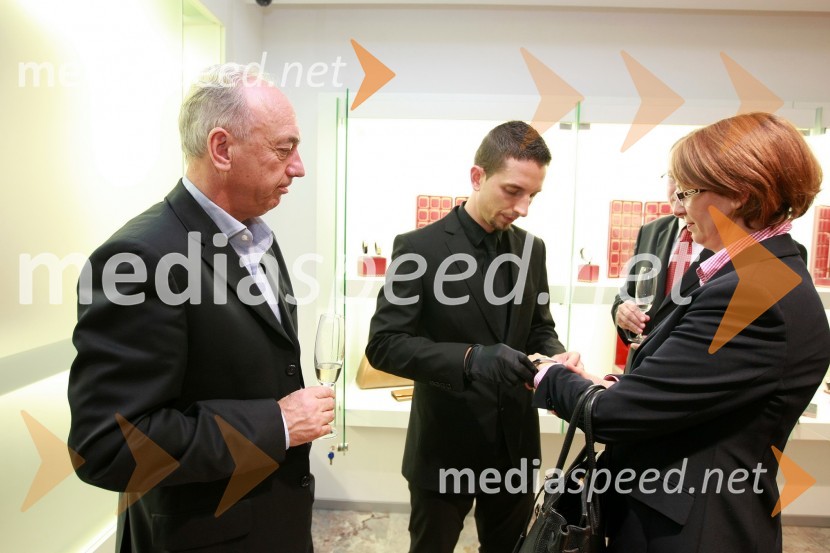 Janez Ujčič, generalni direktor RTS in mestni svetnik MOM, Sašo Vrhunec, prodajni svetovalec v trgovini Slowatch in Mirjana Koren, direktorica Pokrajinskega muzeja MariborCartier, odprtje trgovine