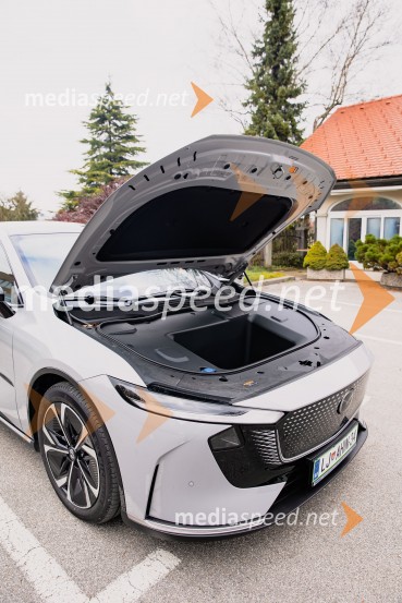 Nova električna Mazda 6e