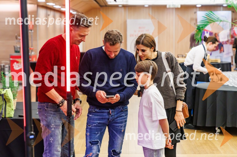  ... ;  ... ;  Saša Zadnik, novinarka36. Liffe – Ljubljanski mednarodni filmski festival in premiera filma Belo se pere na devedeset