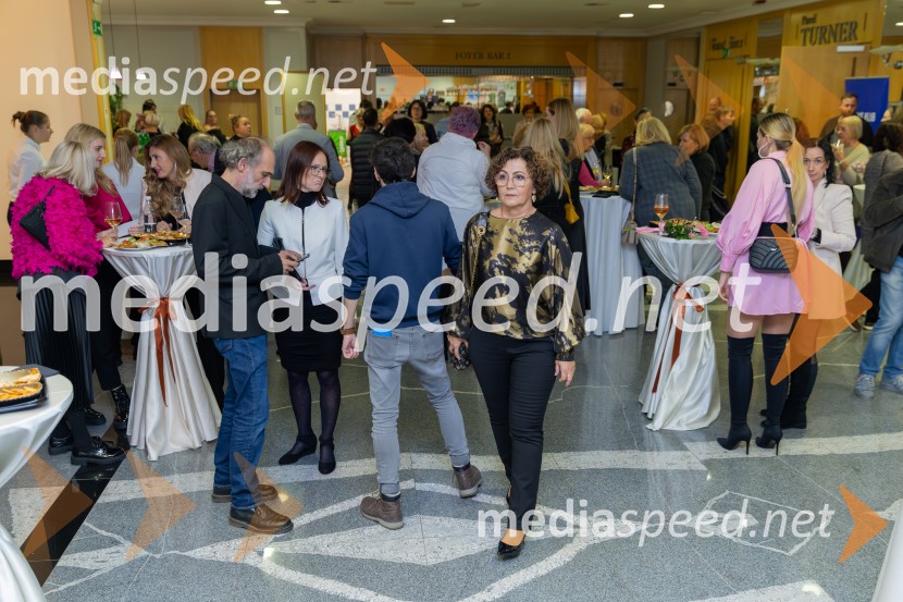 Roza oktober in moška moda, humanitarn modna revija